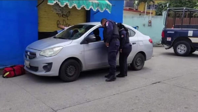 La Policía encontró al hombre tirado en la vía pública. 