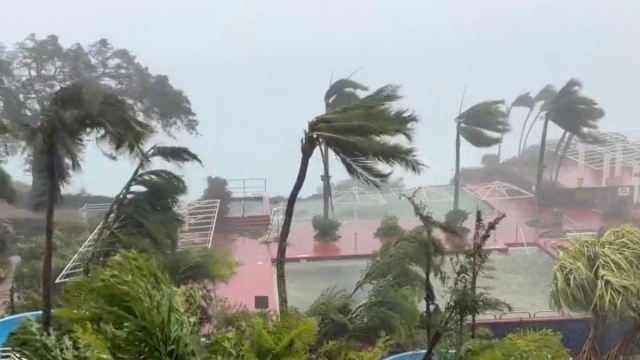 Tifón &#039;Mawar&#039; azota la isla de Guam, con tormentas y vendavales
