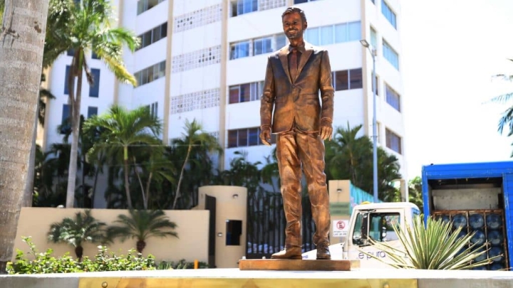 Eugenio Derbez estrena estatua en Acapulco.