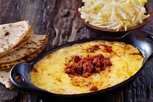 El toque perfecto para tu comida: queso fundido con chorizo