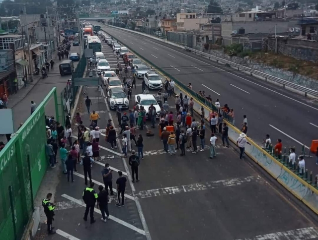 Manifestantes cierran ambos sentidos de autopista México-Cuernavaca, en Topilejo
