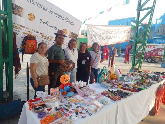 Artesanos mostraron una diversidad de obras durante la celebración.