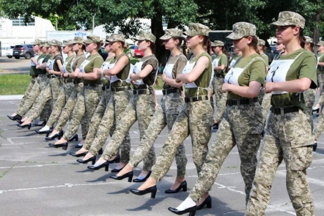 Ucrania pone a desfilar con tacones a mujeres militares; le llueven críticas