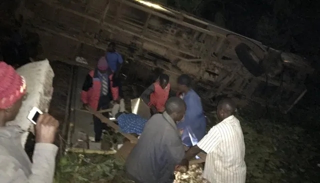Choca autobús de peregrinos en Zimbabue; deja 35 muertos