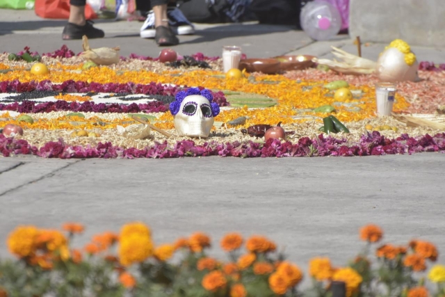 Instalan tradicionales ofrendas del Día de Muertos en explanada del Congreso local