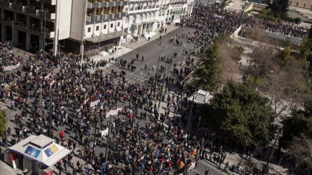 Las huelgas y protestas contra el gobierno de Grecia paralizan el país