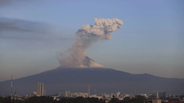 Suspenden clases presenciales en 11 municipios de Puebla por ceniza del volcán Popocatépetl