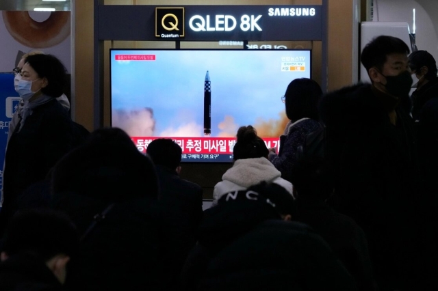 Lanza Norcorea misil de largo alcance; Seúl anuncia maniobras con EU
