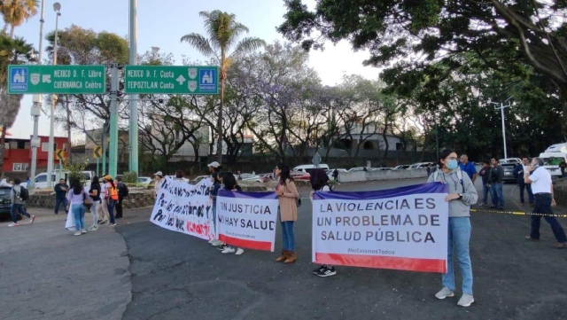 Integrantes del “Frente estudiantil por la justicia” bloquearon los accesos a Cuernavaca a la altura de la Paloma de la Paz, para exigir un freno a la violencia y justicia por el asesinato de tres jóvenes. 