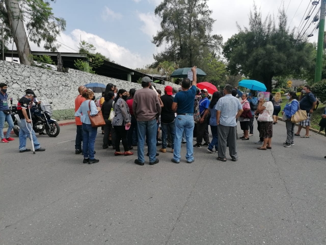 Protestan por falta de vacunas en hospital militar; bloquean avenida Domingo Diez