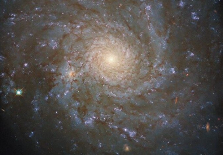 Hubble captura imagen de galaxia espiral a 48 millones de años luz de la Tierra