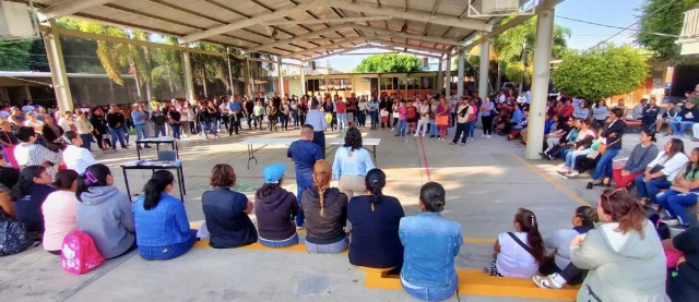 La reunión se llevó a cabo en el plantel, la mañana del martes.