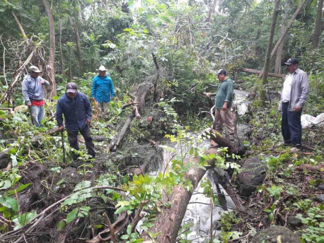 Pescadores y ejidatarios realizaron labores de limpieza con el fin de que llegue más agua a la laguna.