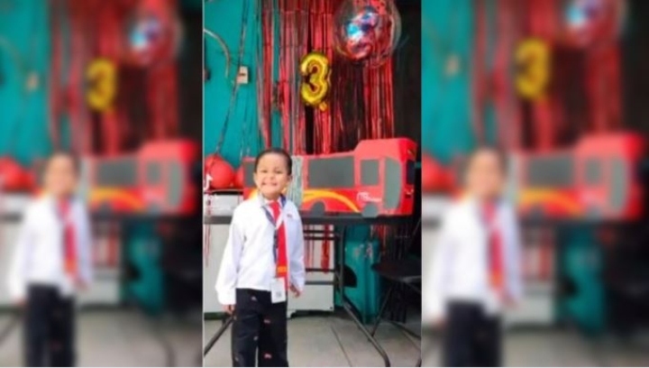 Niño celebra cumpleaños con uniforme y pastel del Metrobús