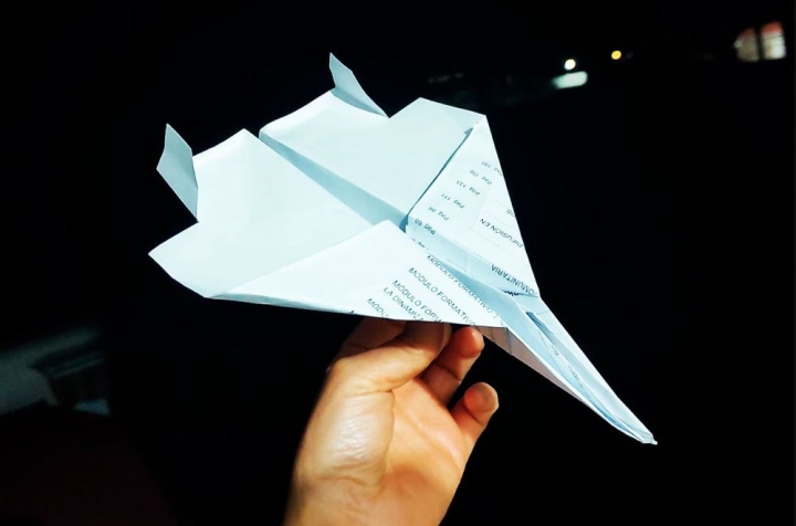 “Aviones de papel vuelan gracias a la fuerza aerodinámica”: estudio