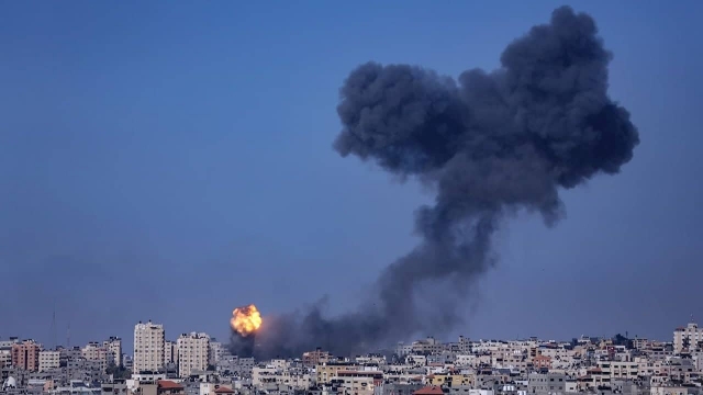 Israel ataca oficina del jefe de las fuerzas de seguridad de Hamas.