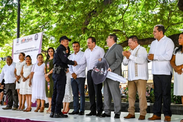 En Ayala, el gobernador Cuauhtémoc Blanco dio el banderazo de salida a 10 nuevas unidades de la Policía municipal. 