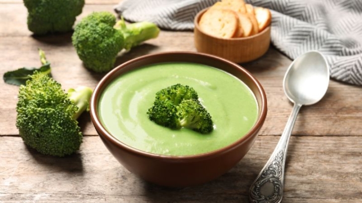 Crema de brócoli para estos días fríos, aprende a prepararla con esta sencilla receta