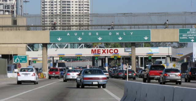 Estados Unidos extiende restricciones en fronteras con México y Canadá.