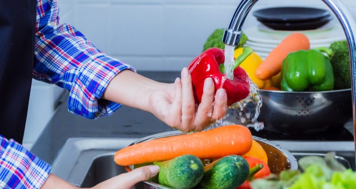 Así puedes usar el vinagre para lavar y desinfectar tus frutas y verduras en casa