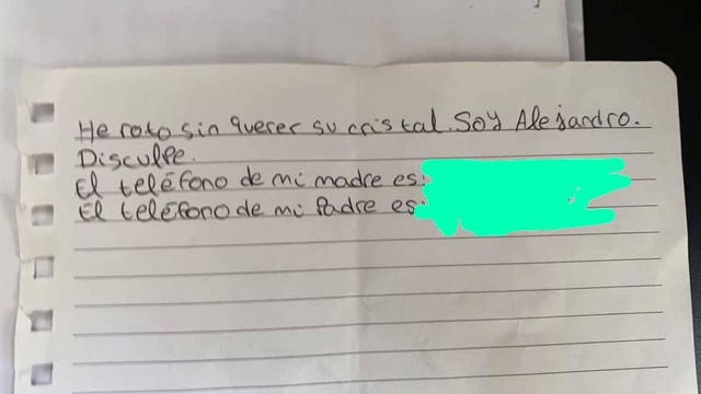 Niño rompe vidrio de un auto y deja nota de disculpa.