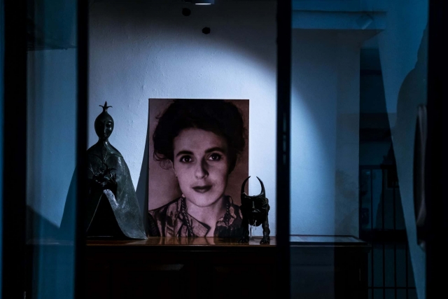 Retrato de Leonora Carrington en la sala principal de la casa.