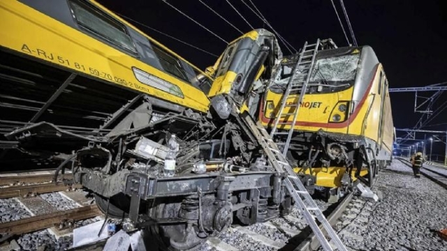 Choque entre trenes en República Checa deja cuatro muertos y 27 heridos