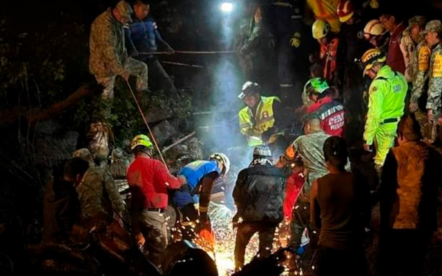 Rescatan a tres personas tras deslave de cerro en Jilotzingo, Edomex