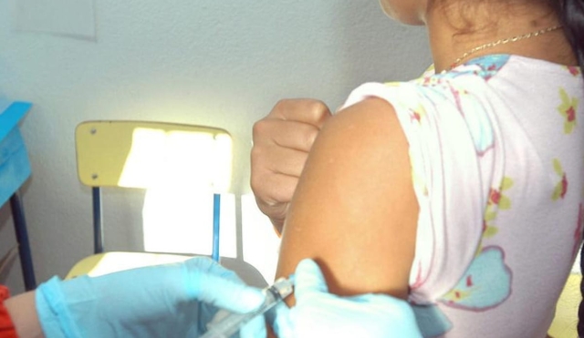 Iniciaría vacunación infantil a finales de mes