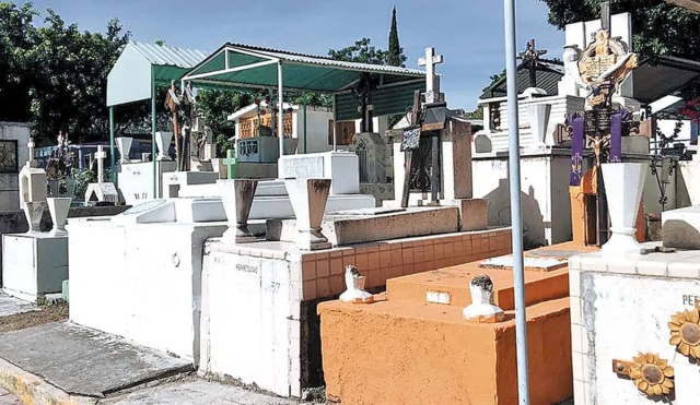 Inician preparativos en panteones del poniente para Día de Muertos