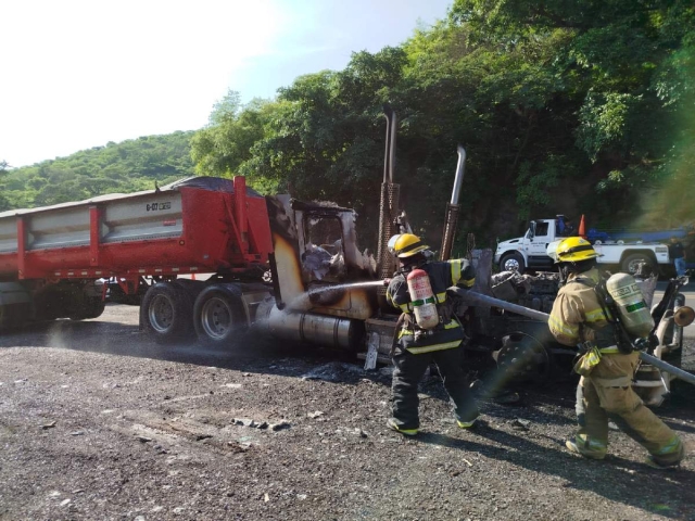 Los bomberos de Tehuixtla auxilian a la población en situaciones no sólo de incendios, sino en accidentes y desastres en general.