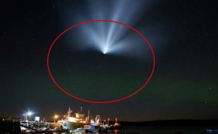 Captan “medusa espacial” tras lanzar cohete sobre aurora boreal