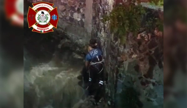 Cae motociclista a una barranca en Temixco