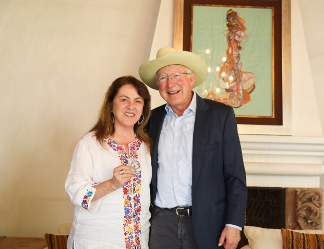 Recibe Margarita González Saravia al embajador de Estados Unidos, Ken Salazar