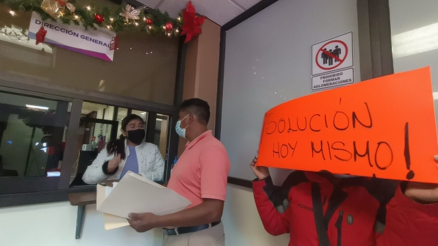 Exigen padres de familia de secundaria en Chamilpa designación de director; protestan en IEBEM