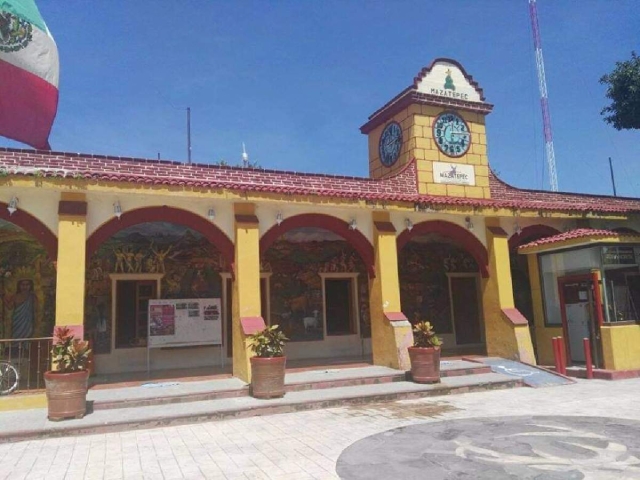   El alcalde reconoció que el Ayuntamiento de Mazatepec pudo trabajar con 130 empleados en la actual administración.