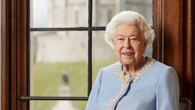 Reino Unido: Bajo supervisión médica la Reina Isabel II