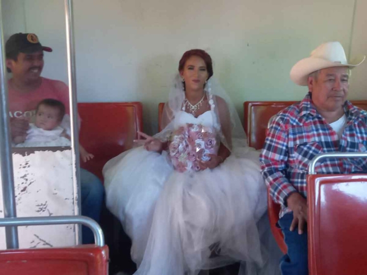 Novia viaja en autobús para llegar a tiempo a su boda, no encontró taxi