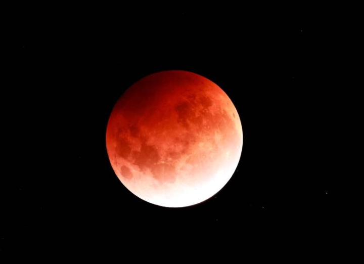 Eclipse lunar 2024: La luna se tiñe de rojo