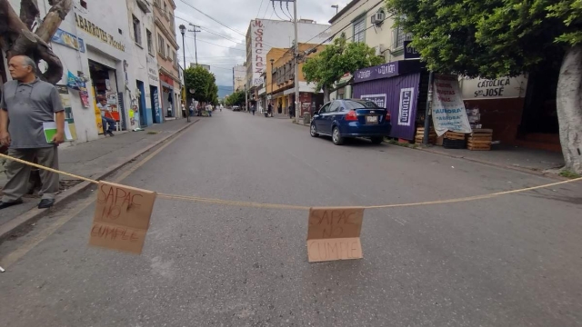 Habitantes de la calle Victoria, en el Centro de Cuernavaca, bloquearon el tránsito vehicular en la avenida Morelos hasta la tarde de ayer.