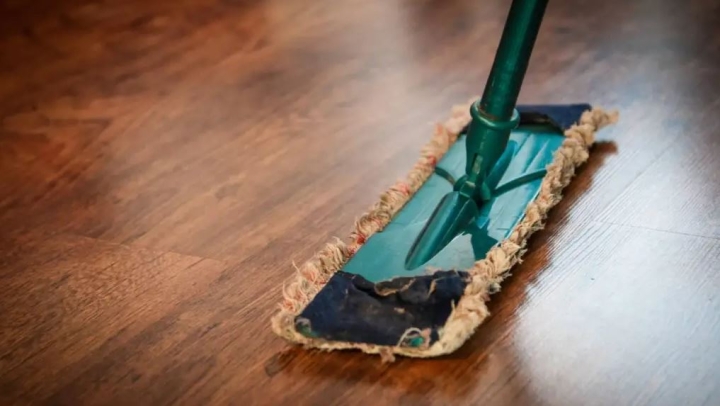 5 Trucos caseros para limpiar tu piso de madera y dejarlo brillante