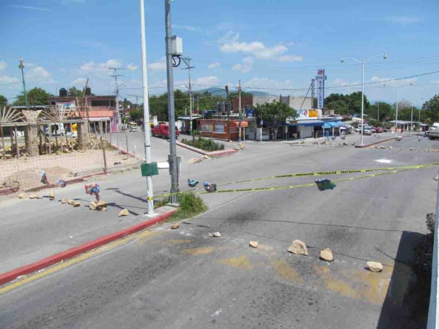 Un nuevo bloqueo se dio ayer en la zona sur, ahora fue en Santa Rosa 30, Tlaltizapán, en donde ejidatarios aseguran que les quieren quitar un predio que destinarán a espacio público.