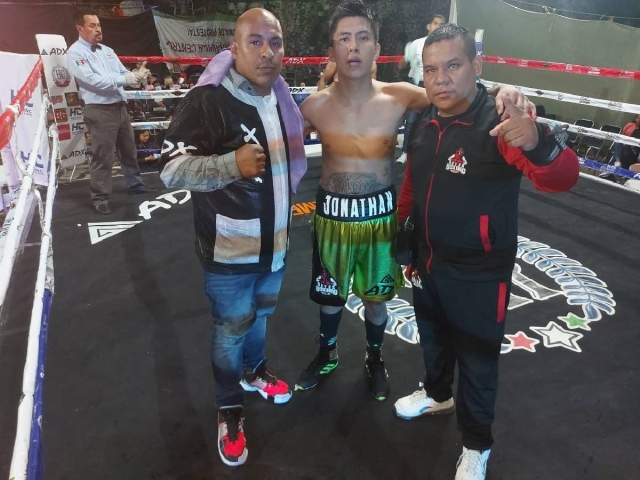 El boxeador Jonathan &quot;Loco&quot; Carrillo lleva tres triunfos y dos derrotas; el pasado sábado venció por decisión unánime a Jesús Silva, de la Ciudad de México.