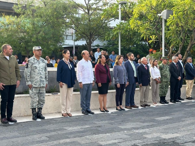 Autoridades de los tres niveles de gobierno participaron en el acto cívico.