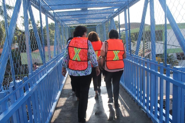 Ayer fue reabierto el puente peatonal de Chipitlán, tras su reparación. 