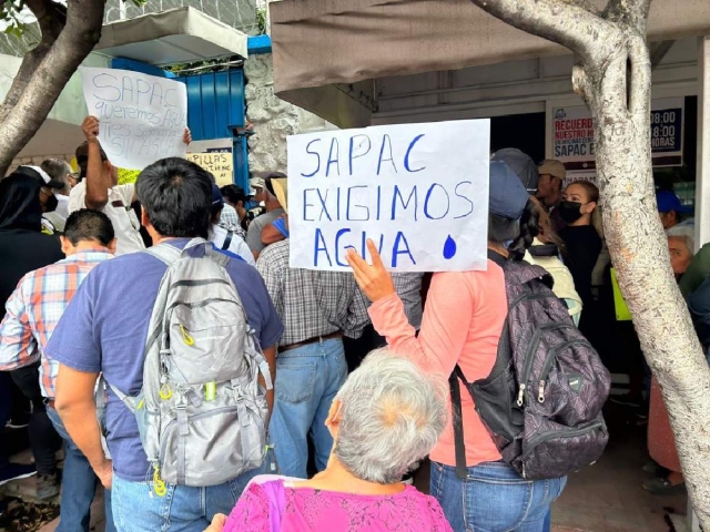 Vecinos realizaron una protesta en el SAPAC y bloquearon la Avenida Morelos. 