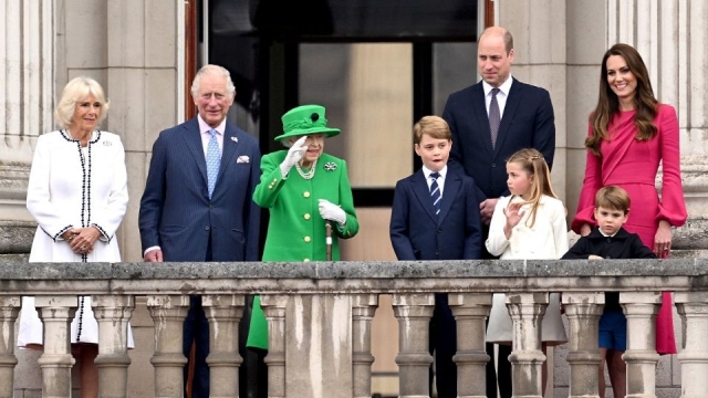 Reina Isabel II cierra festejo desde el balcón del Palacio de Buckingham