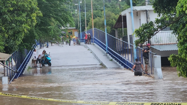 Se desborda río Amacuzac, a la altura del poblado de &#039;El Estudiante&#039;