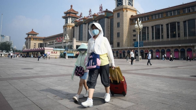 China vuelve a restringir viajes al extranjero.