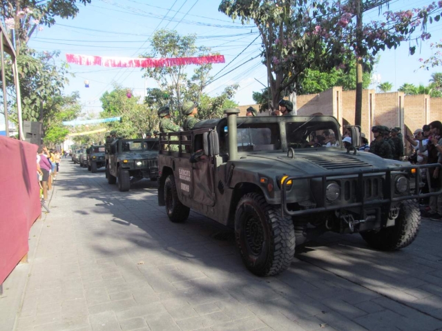  Con motivo del aniversario de la Escuela Secundaria “Benito Juárez” de Jojutla, este domingo se realizó un desfile militar y de generaciones en la ciudad.